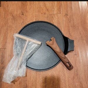 Black crepe pan nonstick with Wood-Tone Handle 11”